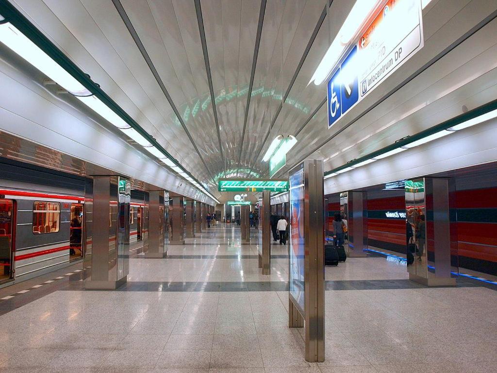 Cozy Room At Metro Station, Private Bathroom, 9Minutes Oldtown, 15Minutes Airport, Wifi Prag Exterior foto