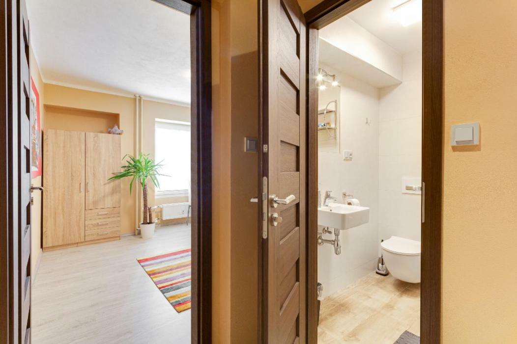 Cozy Room At Metro Station, Private Bathroom, 9Minutes Oldtown, 15Minutes Airport, Wifi Prag Exterior foto